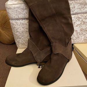 Restricted soft leather upper/ ridding boots
